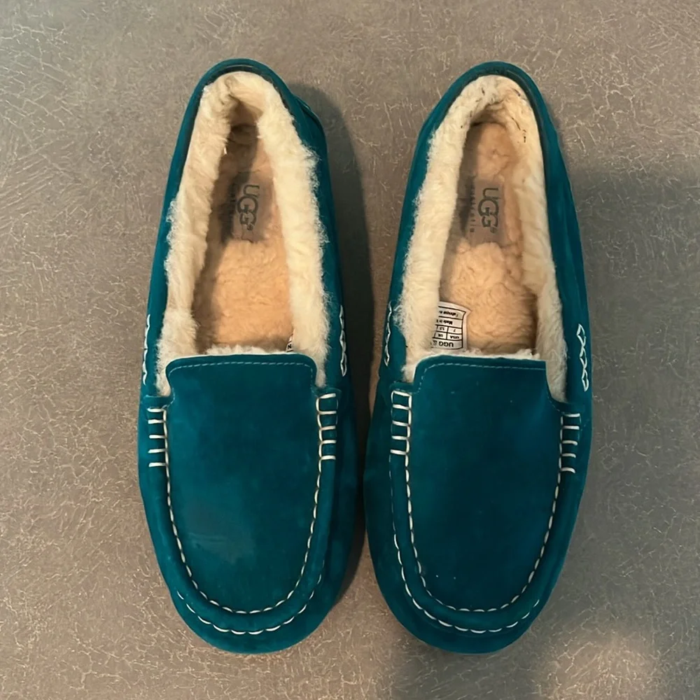 Ugg slippers size 7 - Picture 11 of 15
